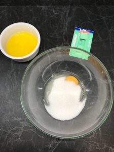 Uova e zucchero per torta ricotta e amaretti