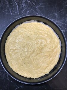 Base torta ricotta e amaretti nello stampo