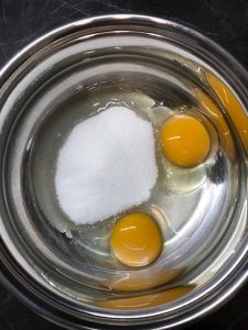 uova e zucchero per crema pasticcera al cioccolato