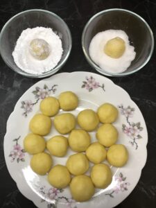 Formare palline di biscotti al limone