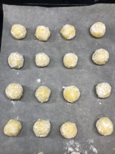 disporre biscotti al limone sulla teglia