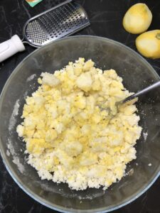 mescolare uovo olio e farina