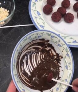 Cake pops in glassa di cioccolato
