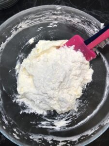 Aggiungiamo farina all'impasto
