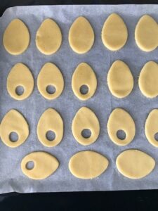 Pasta frolla tagliata a forma di uovo