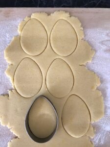 Pasta frolla tagliata a forma di uovo