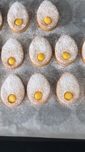Biscotti accoppiati con crema 