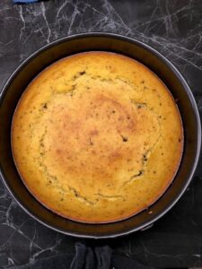 Torta di ricotta senza burro appena sfornata