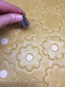 taglio dei biscotti con stampi