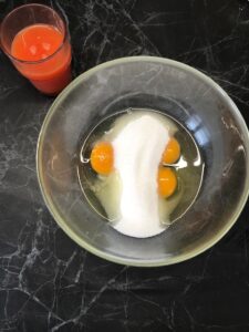 Uova e zucchero per impasto