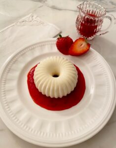 Panna cotta con coulis di fragole