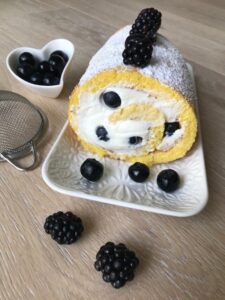 Rotolo farcito con crema al latte e mirtilli
