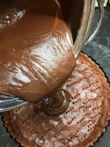 versiamo la crema al cioccolato sulla frolla