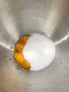 Zucchero e uova per ciambella nuvola