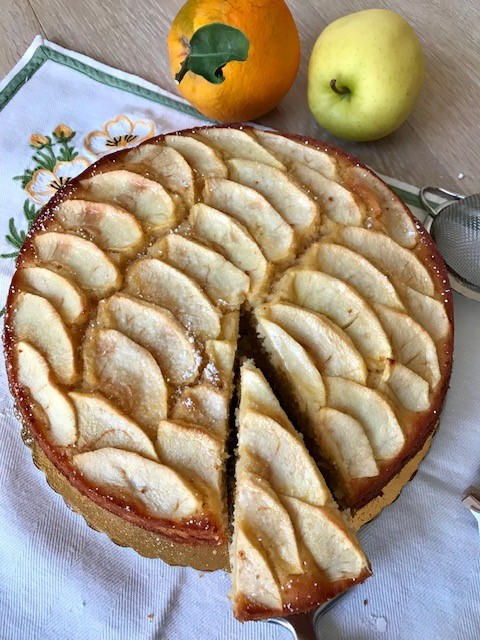Torta di mele e succo d'arancia