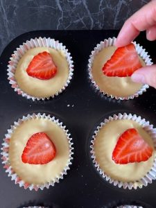 A questo punto le tortine possono essere messe a cuocere in forno statico preriscaldato a 170 gradi per 15 minuti. Una volta freddi spolveriamo a piacere con zucchero a velo prima di servire. Cottura 170 gradi 15 minuti