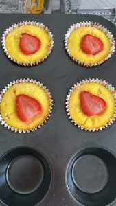 A questo punto le tortine possono essere messe a cuocere in forno statico preriscaldato a 170 gradi per 15 minuti. Una volta freddi spolveriamo a piacere con zucchero a velo prima di servire. Cottura 170 gradi 15 minuti