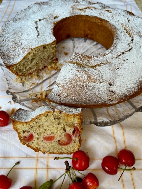 Ciambella rustica alle ciliegie e noci