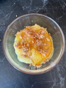 Coppette di crema con pesche e amaretti 