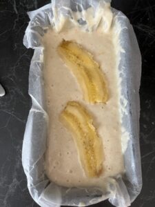 impasto nello stampo e banane in superficie