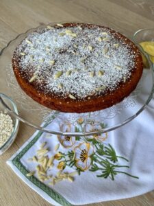 Torta di riso con crema e mandorle 