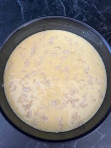 Torta di riso con crema e mandorle 
