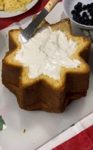 Pandoro farcito con crema di yogurt