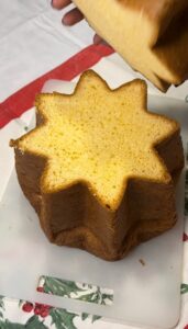 Pandoro farcito con crema di yogurt