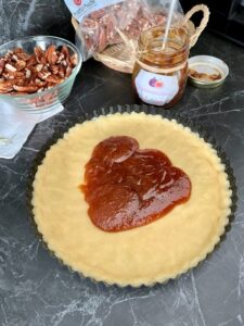 Crostata con marmellata e noci pecan 