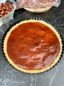 Crostata con marmellata e noci pecan 