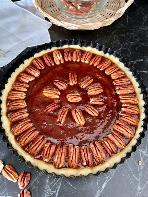 Crostata con marmellata e noci pecan