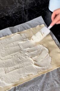 Girelle di sfoglia ricotta e cioccolato