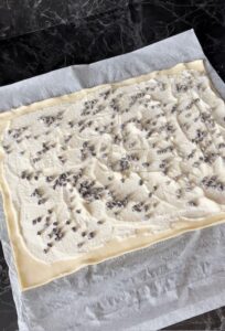 Girelle di sfoglia ricotta e cioccolato