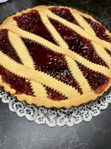 Crostata con pasta di mandorle e marmellata