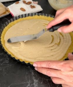 Crostata con pasta di mandorle e marmellata