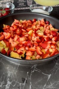 Crostata farcita con fragole e mele