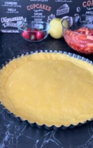 Crostata farcita con fragole e mele