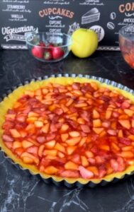 Crostata farcita con fragole e mele