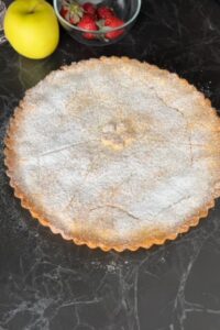 Crostata farcita con fragole e mele