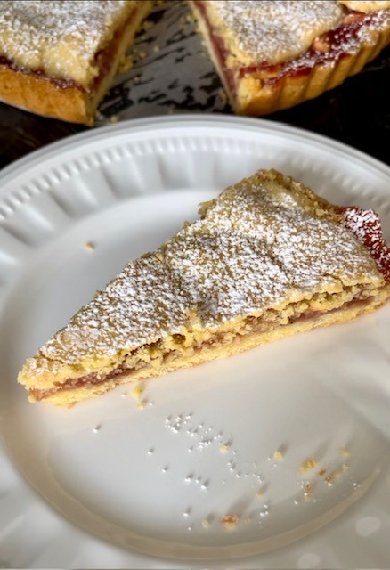 Crostata farcita con fragole e mele